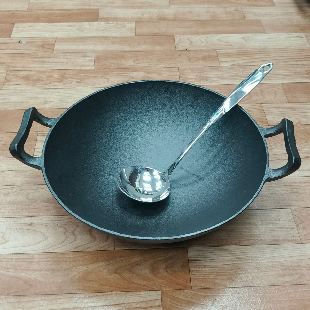Cast Iron Wok (36cm) - Image 7
