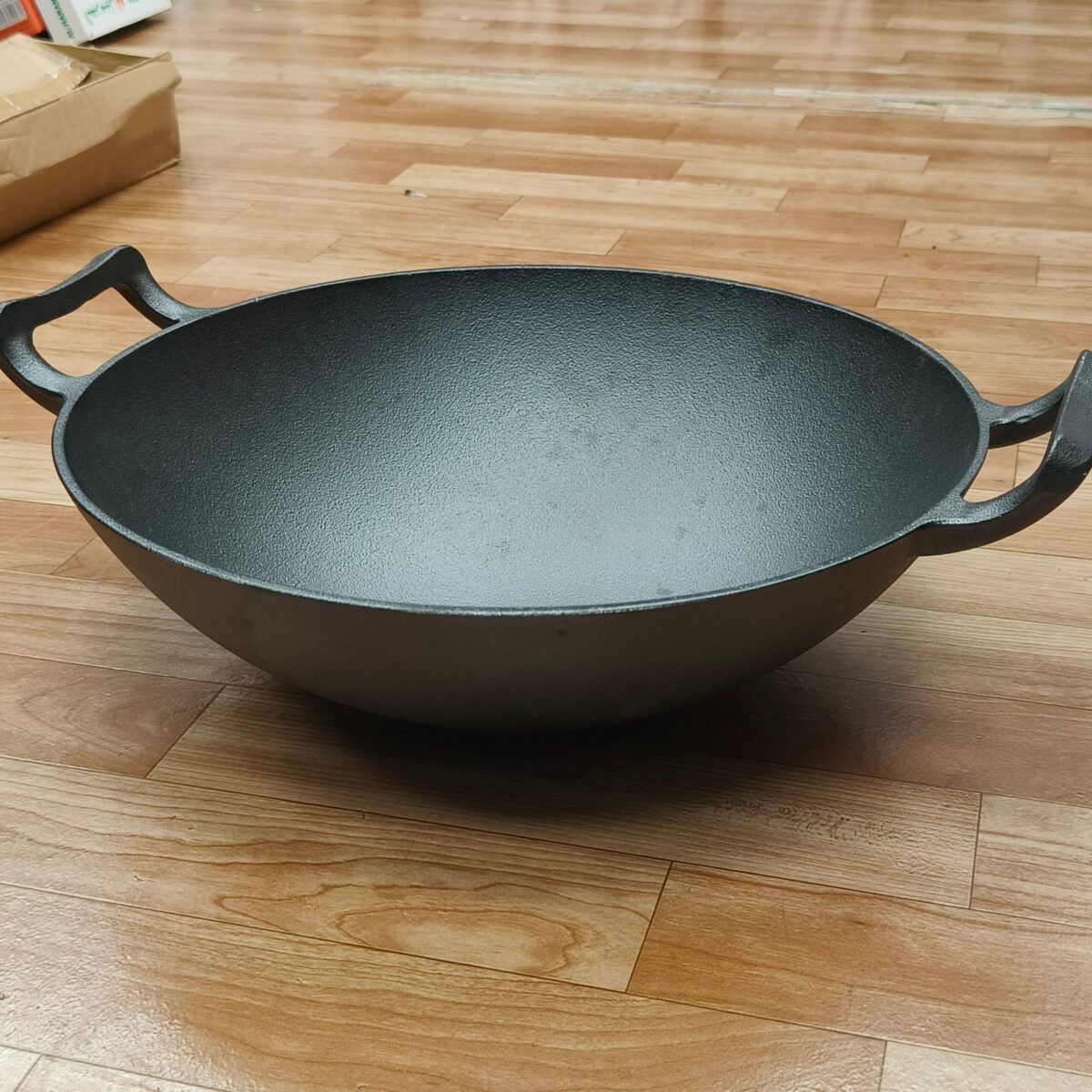 Cast Iron Wok (36cm) - Image 9