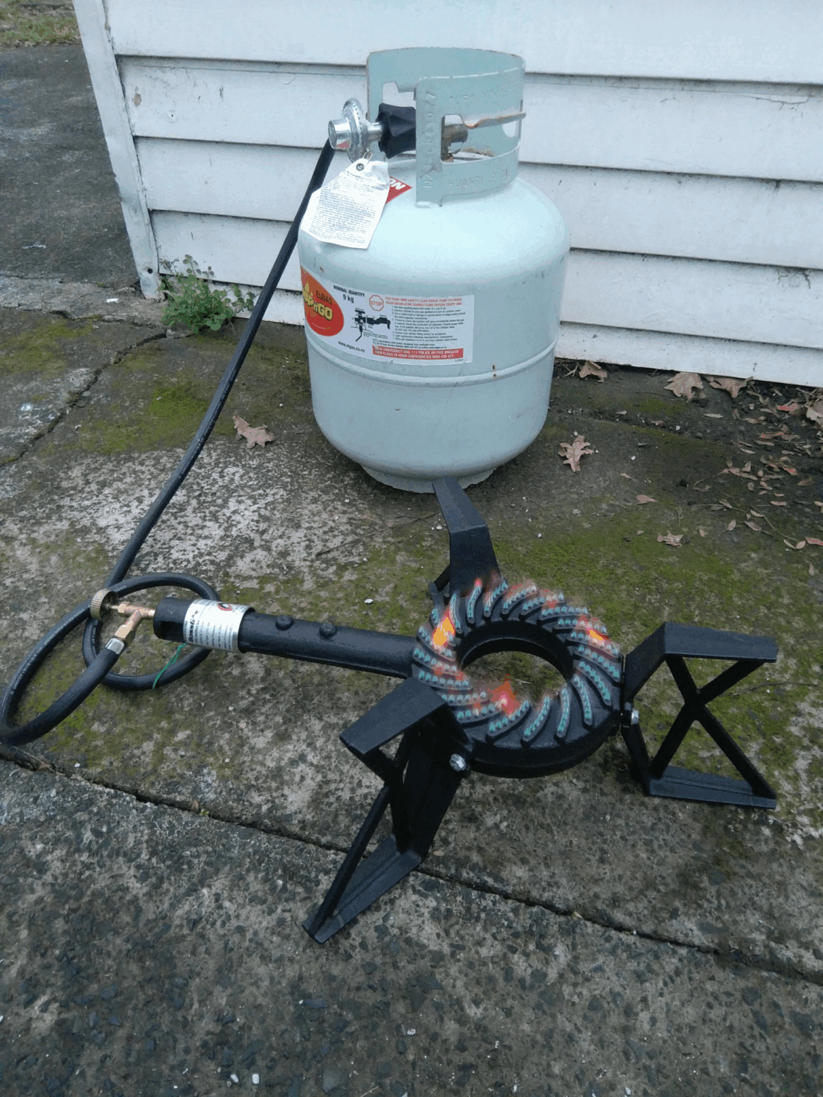 Tri-leg Cast Iron Gas Cooker - Image 3