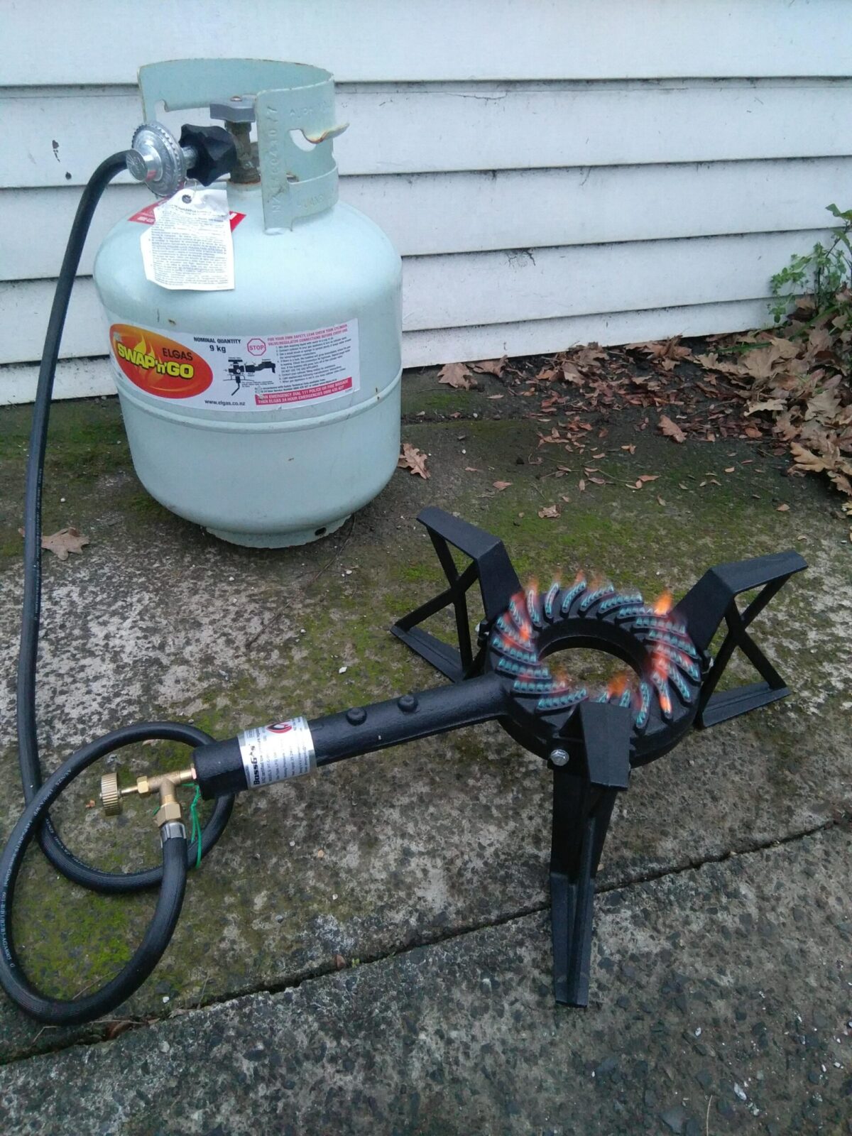 Tri-leg Cast Iron Gas Cooker - Image 4