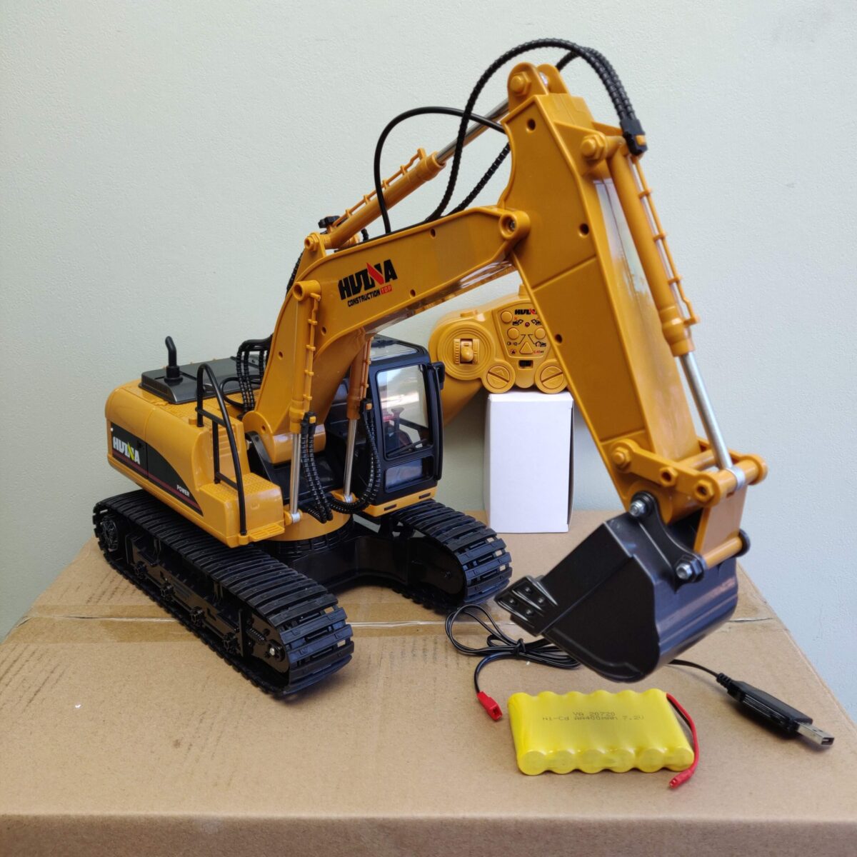 Remote control digger (1:14)