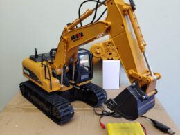 Remote control digger (1:14)