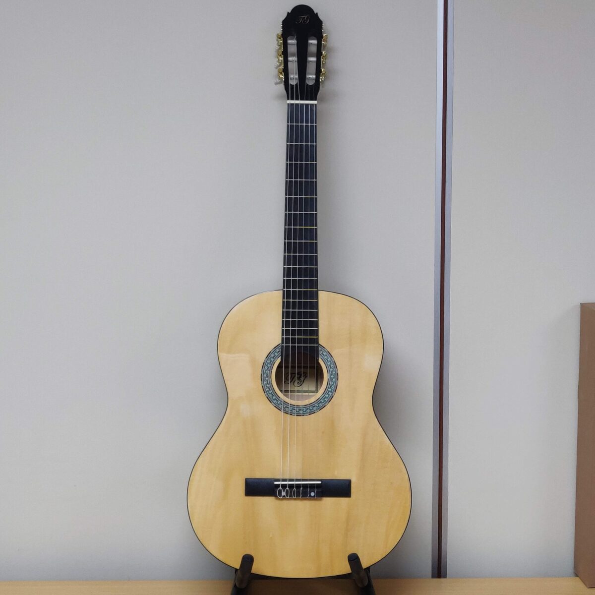 38 inches classical guitar