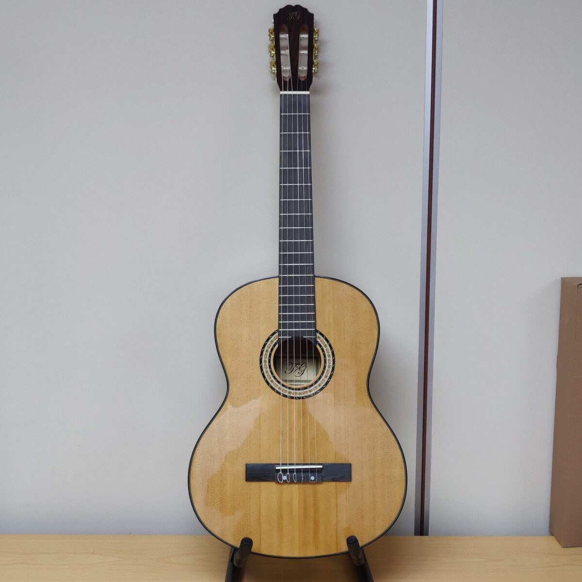 38 inches classical guitar - Image 10