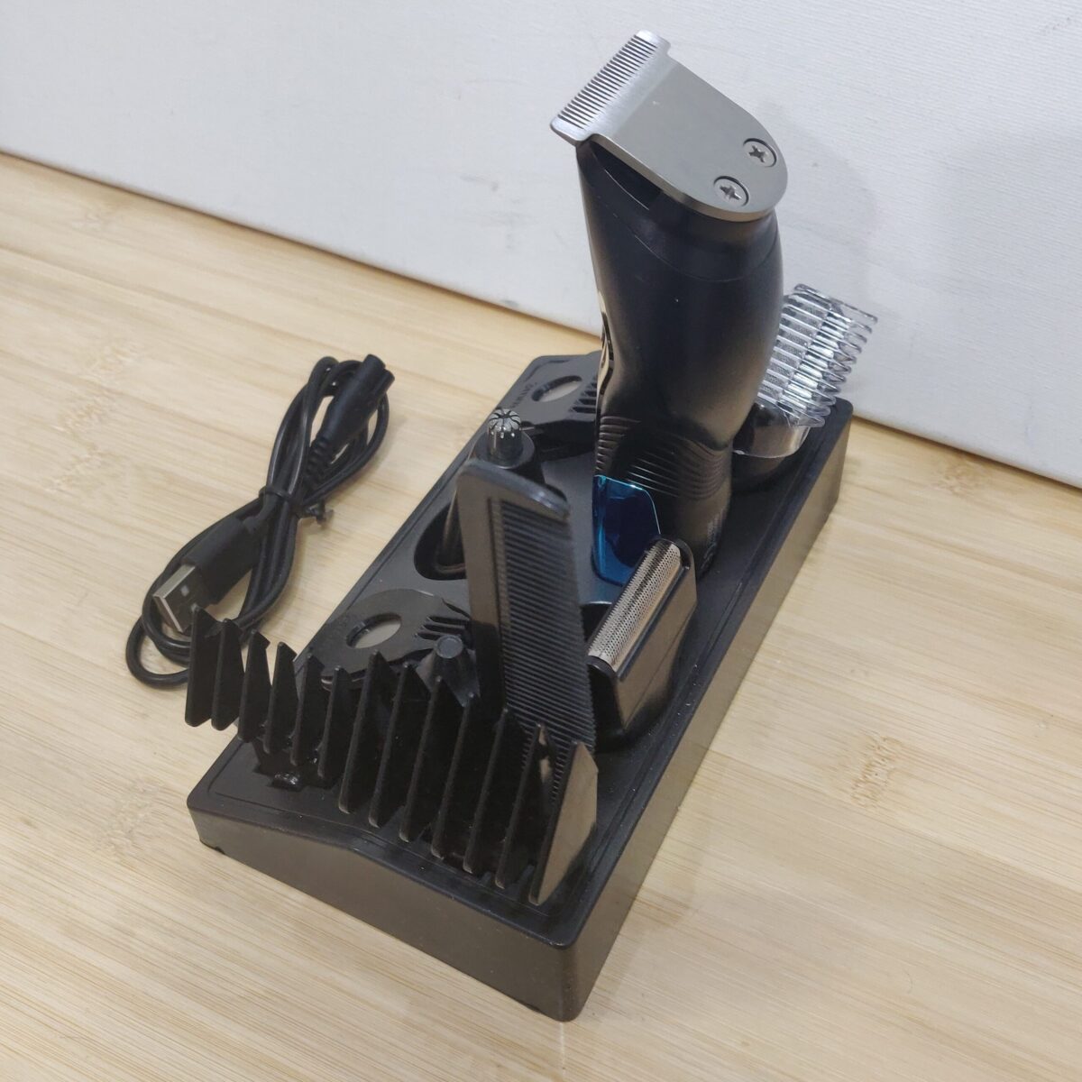 Hair clippers with shaver and trimmer - Image 11