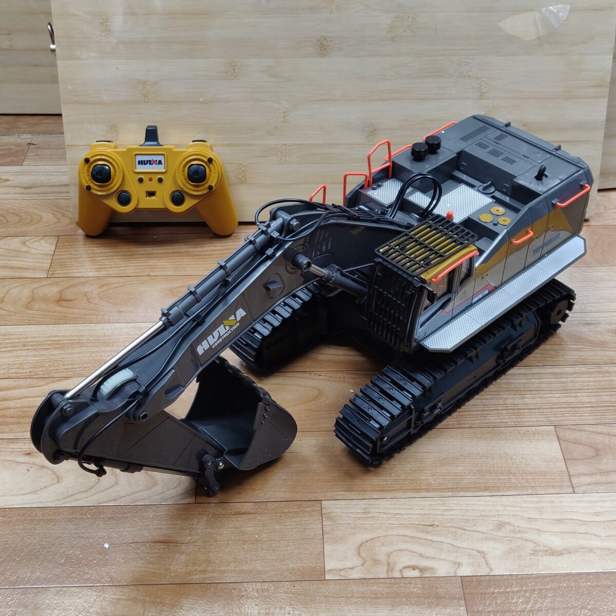 Large RC digger toy - Image 3