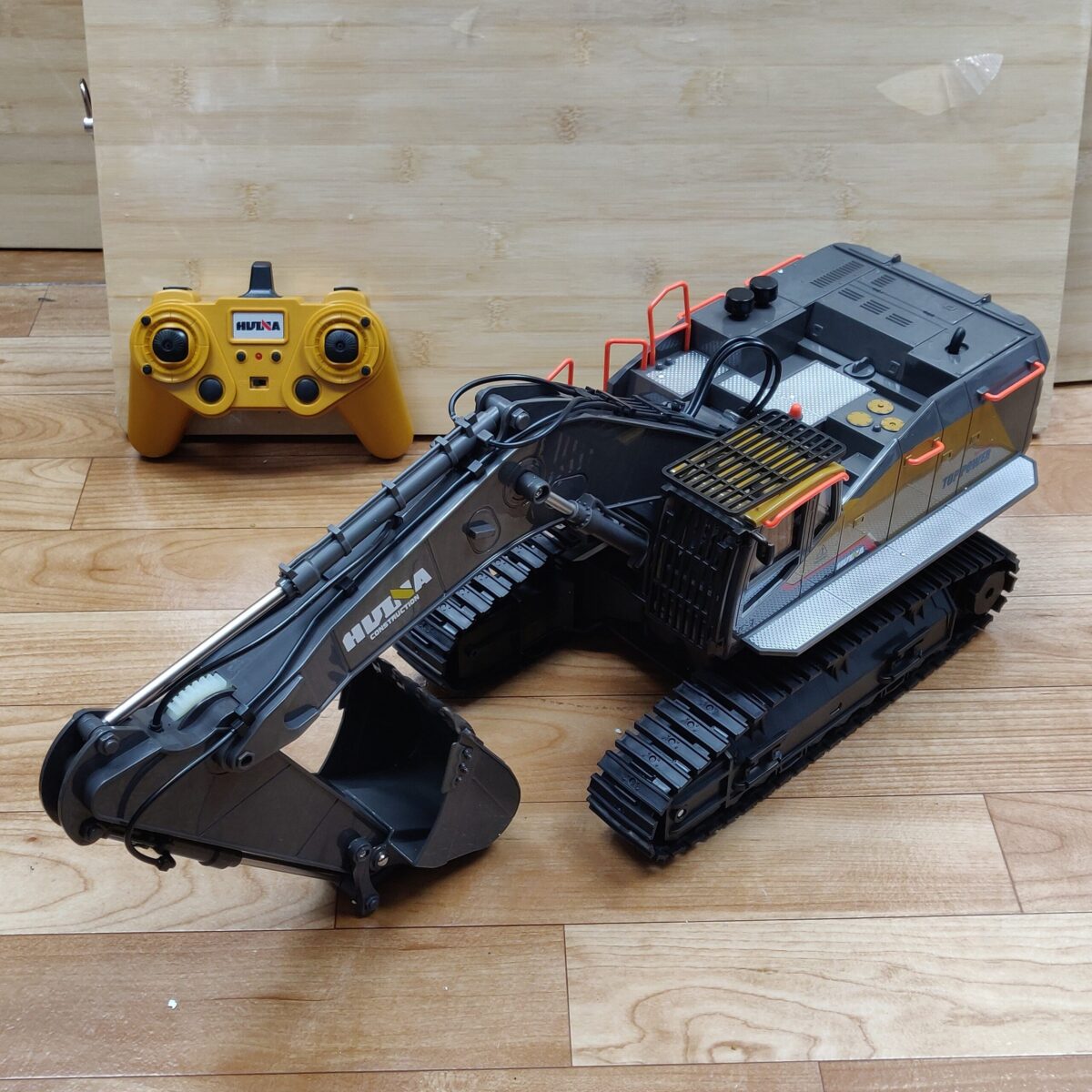 Large RC digger toy - Image 4