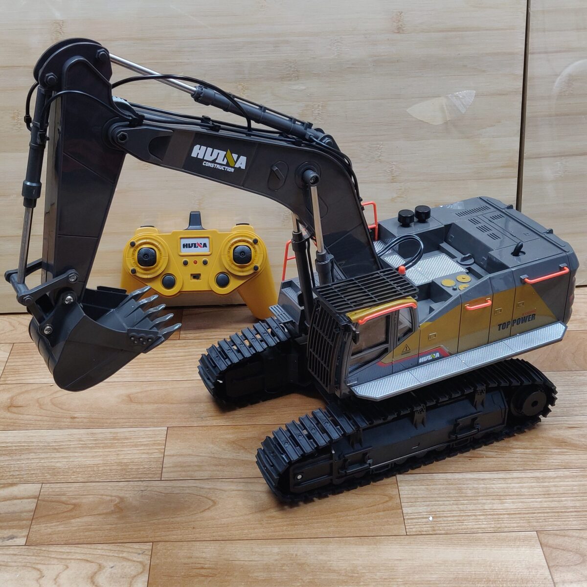 Large RC digger toy - Image 5