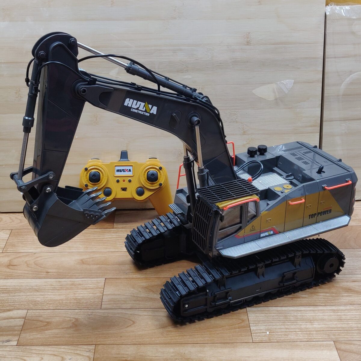 Large RC digger toy - Image 6