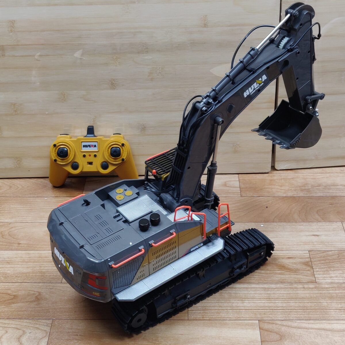 Large RC digger toy - Image 7