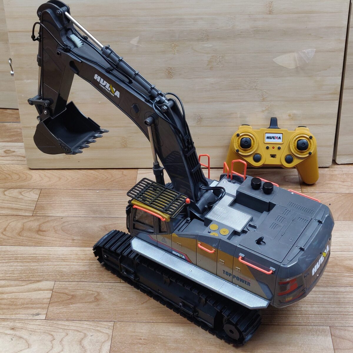 Large RC digger toy - Image 8