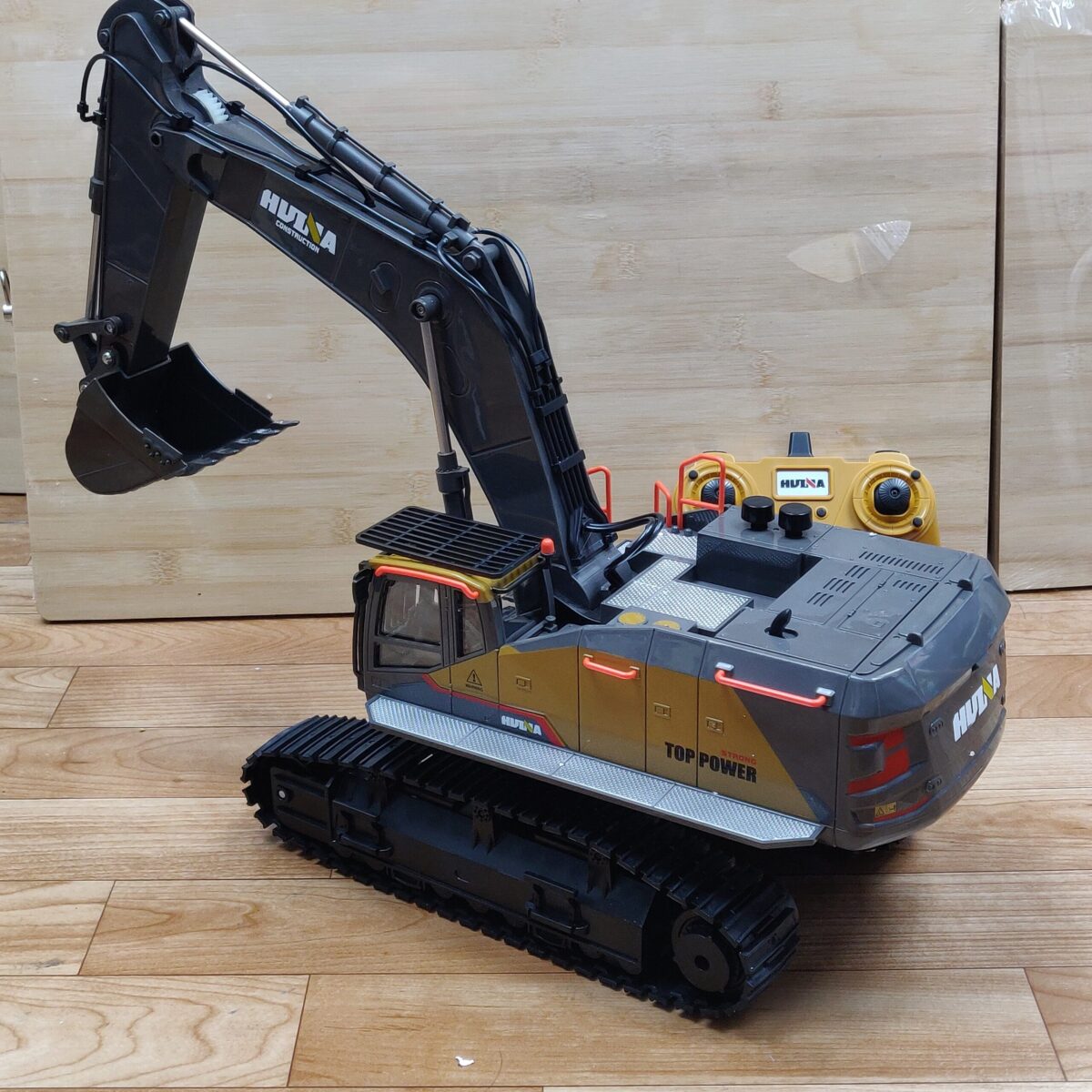 Large RC digger toy - Image 10