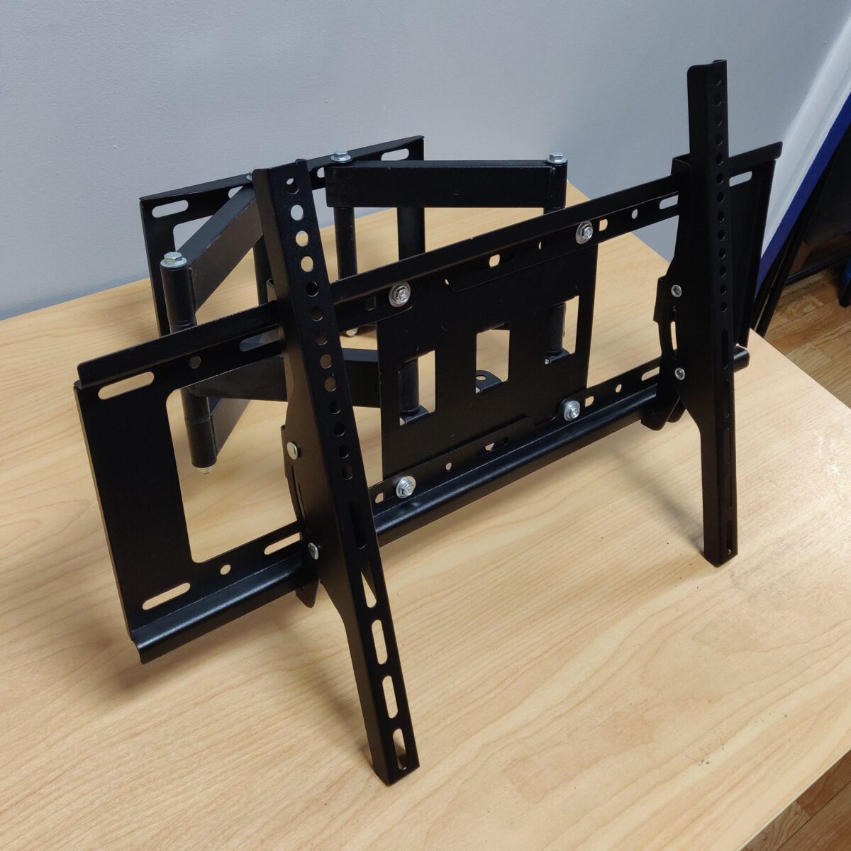 TV mount (32 inch to 70 inch) - Image 3