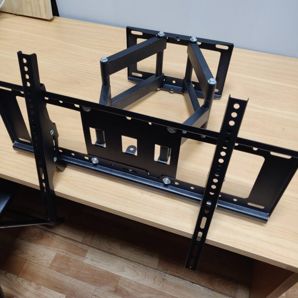 TV mount (32 inch to 70 inch) - Image 7
