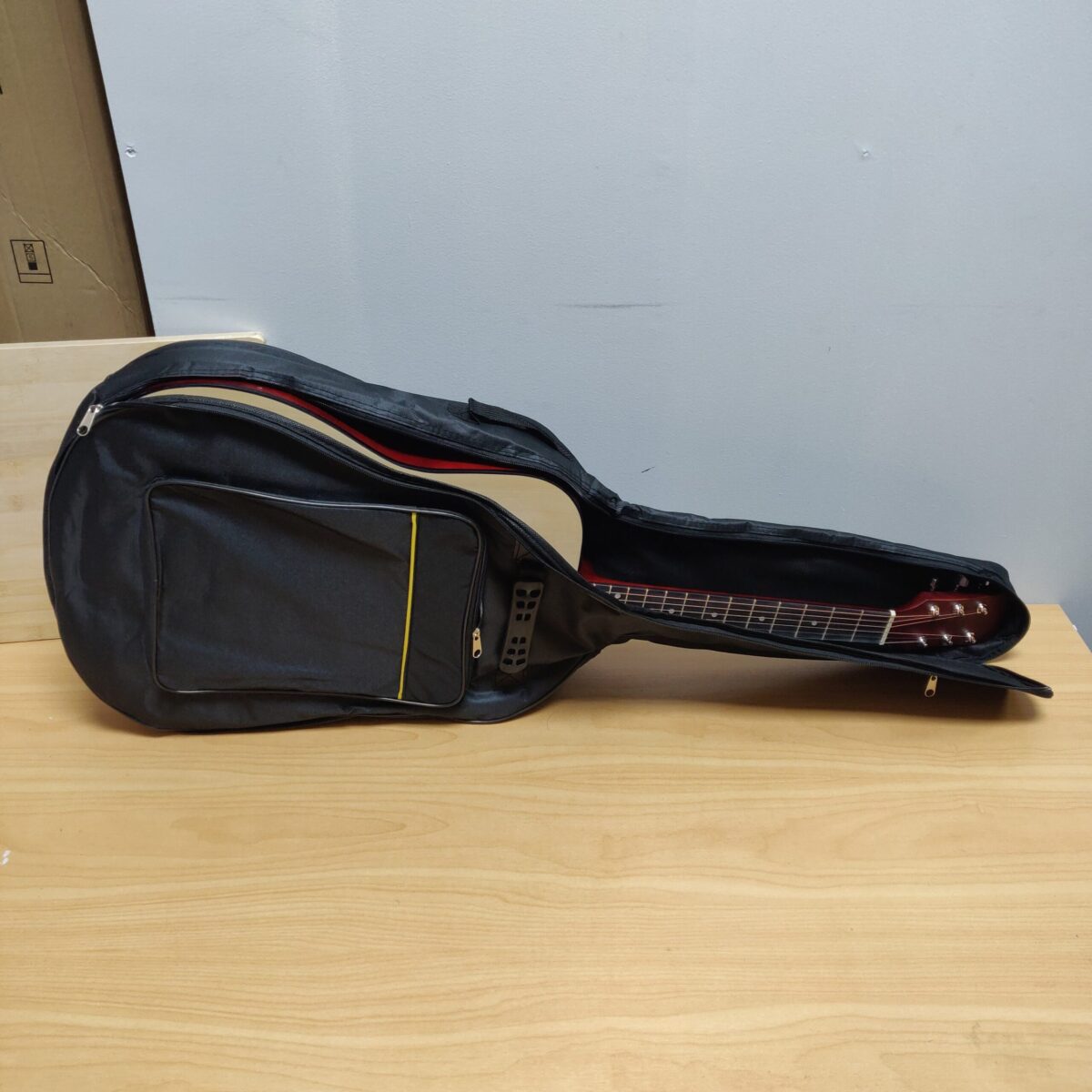 Guitar case (up to 41 inches)