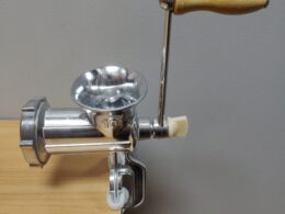 Manual meat grinder mincer