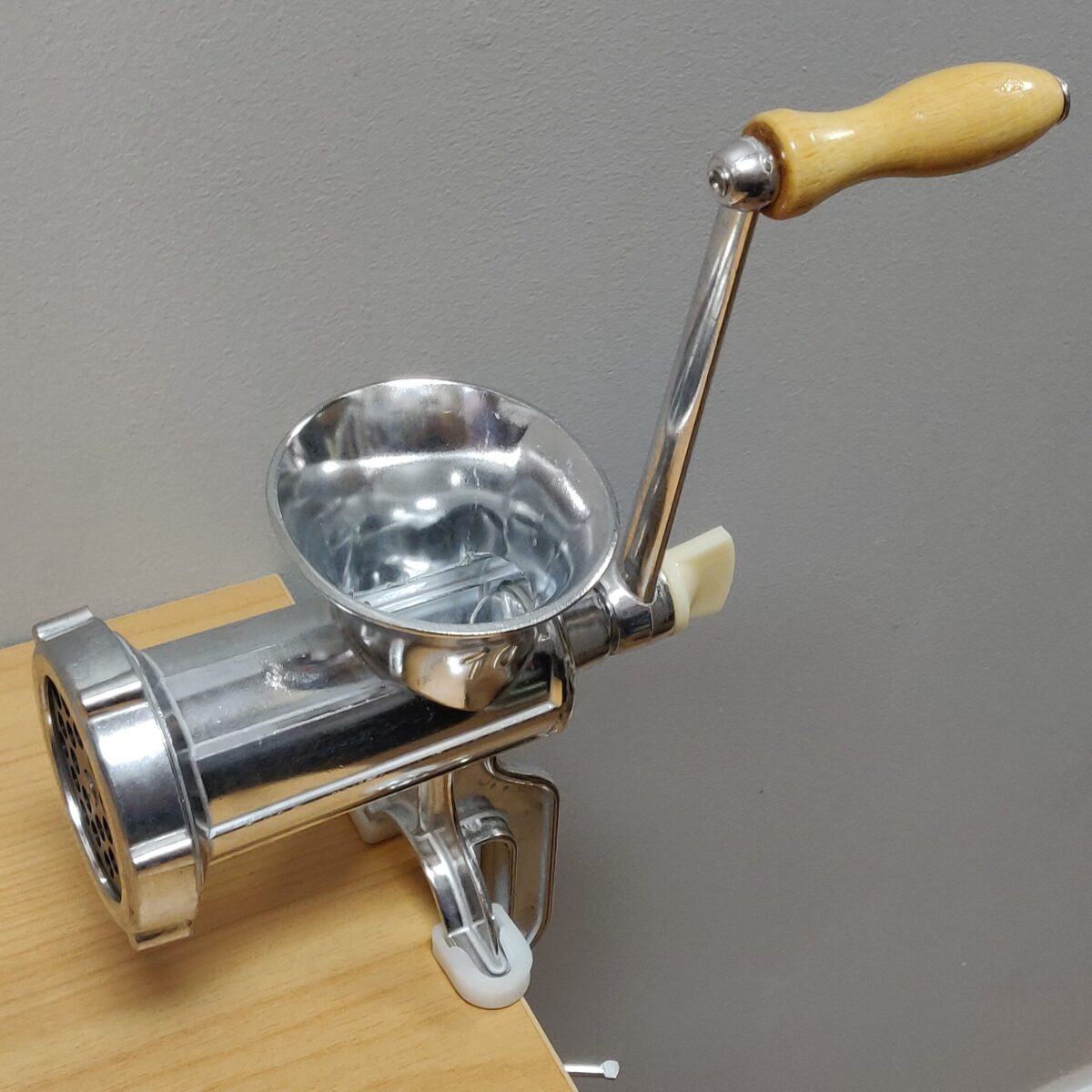 Manual meat grinder mincer - Image 6