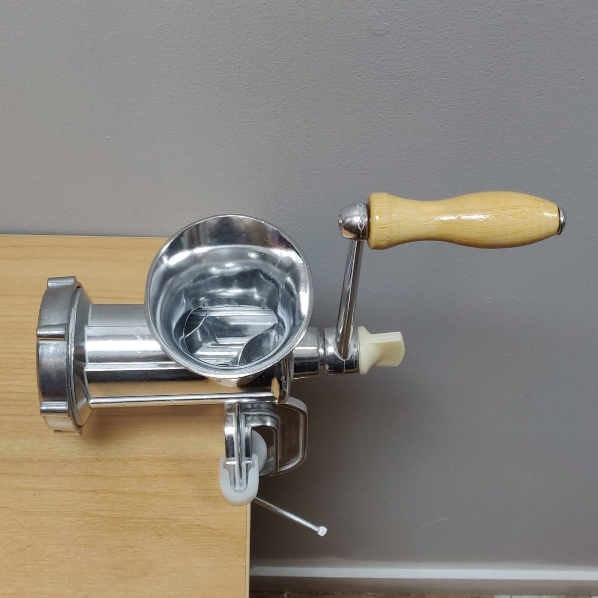 Manual meat grinder mincer - Image 9
