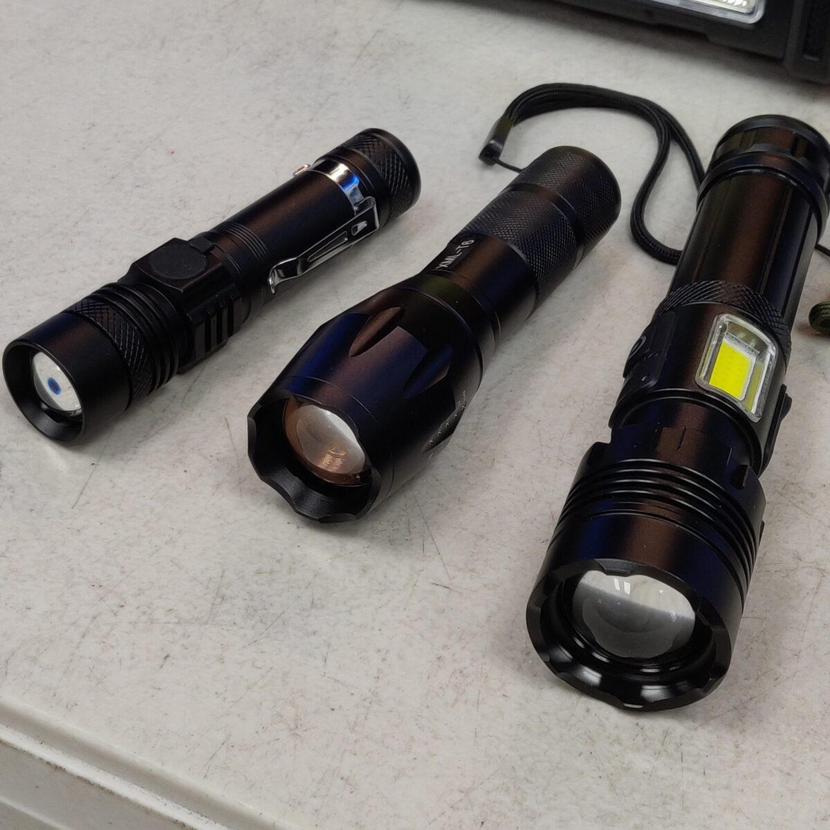 Rechargeable torch light (big 1pcs) - Image 4