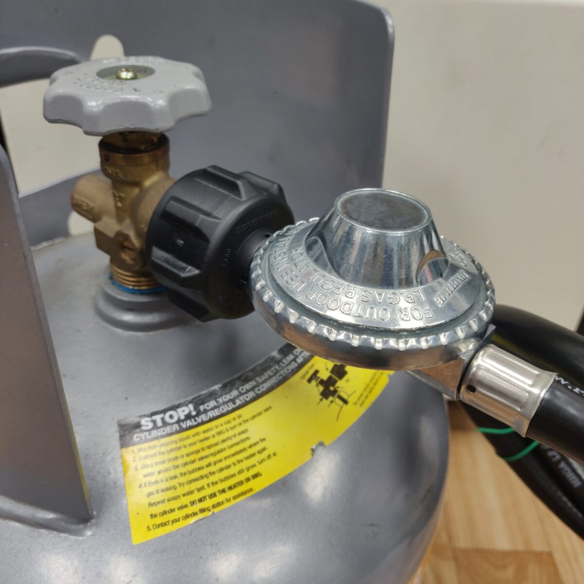 Low pressure regulator and hose (1.5m) - Image 4