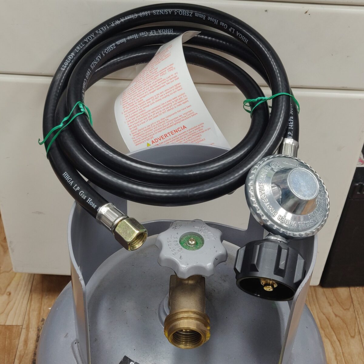 Low pressure regulator and hose (1.5m) - Image 2
